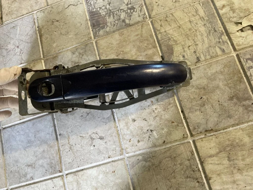 Front door exterior handle 1T0837885