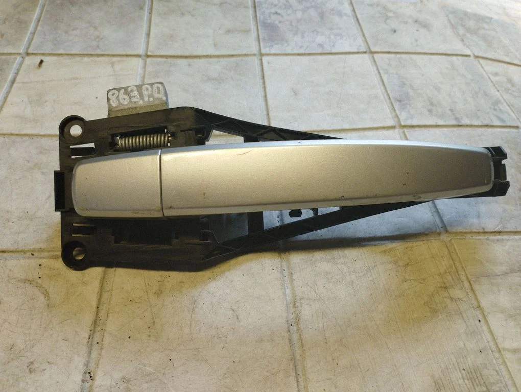 Front door exterior handle – front right