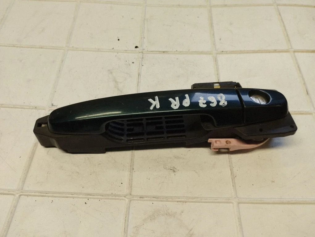 Front door exterior handle – front left