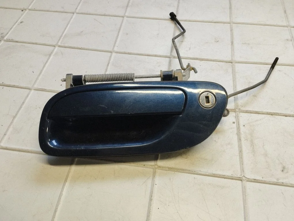 Front door exterior handle – front left