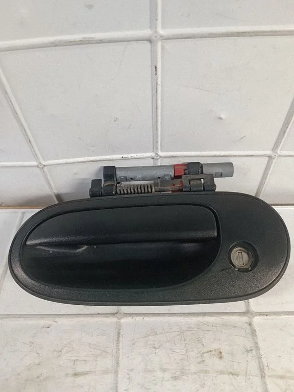 Front door exterior handle – front left