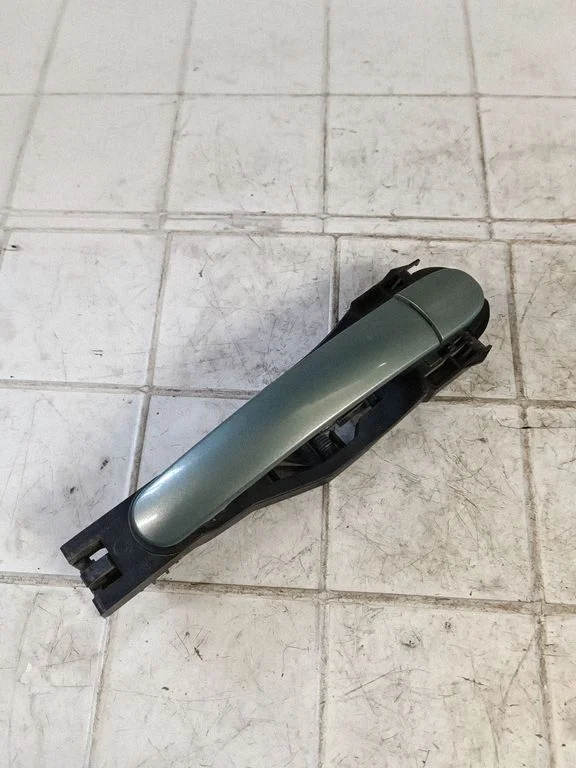 Front door exterior handle – front right