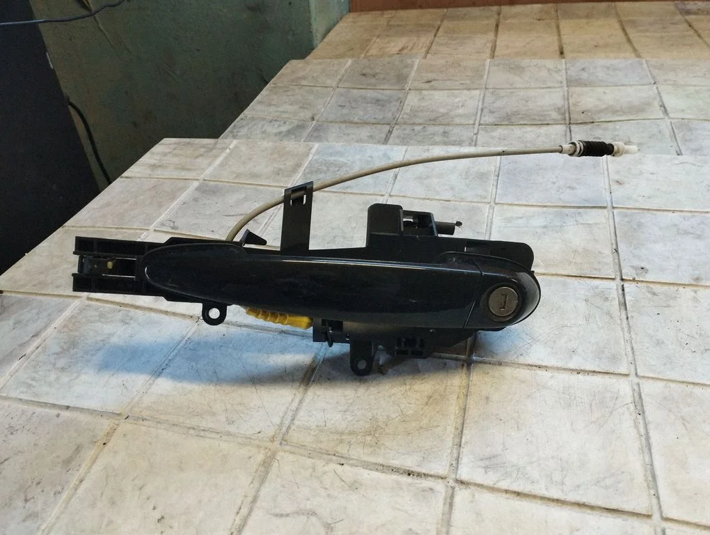 Front door exterior handle – front left
