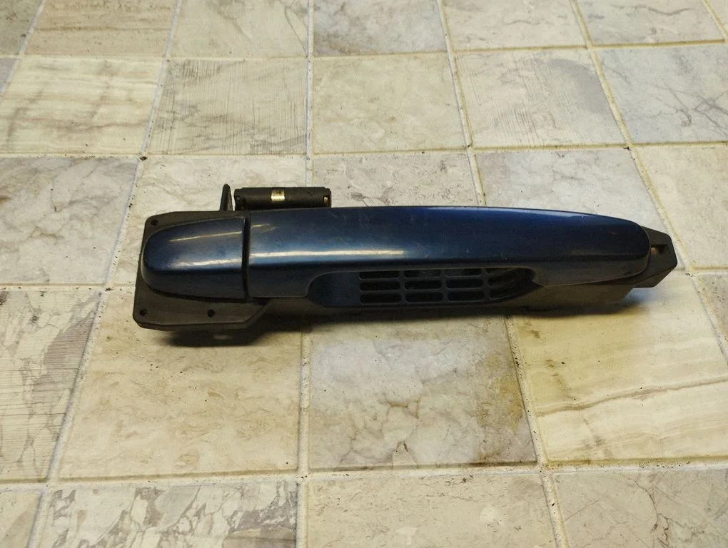 Front door exterior handle – front right