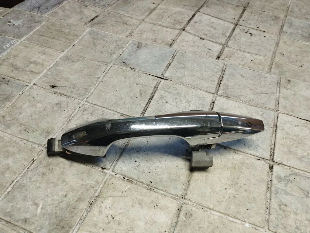 Front door exterior handle – front right
