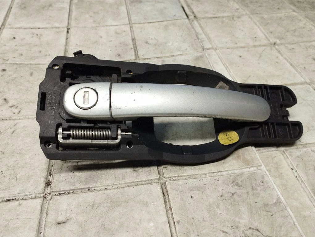 Klamka zewnętrzna drzwi przednich 8Z0837885A