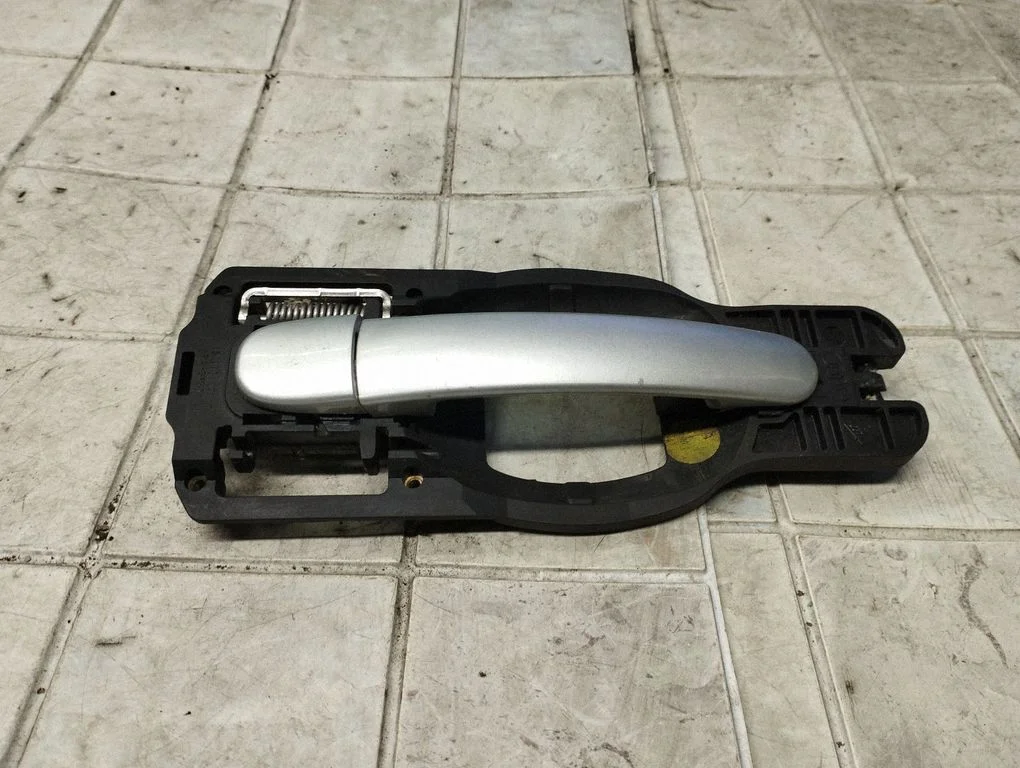 Klamka zewnętrzna drzwi przednich 8Z0837885A