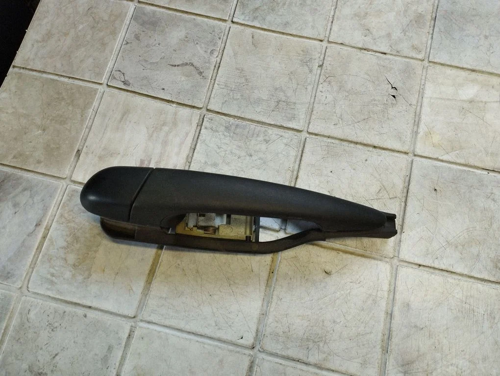 Front door exterior handle – front left