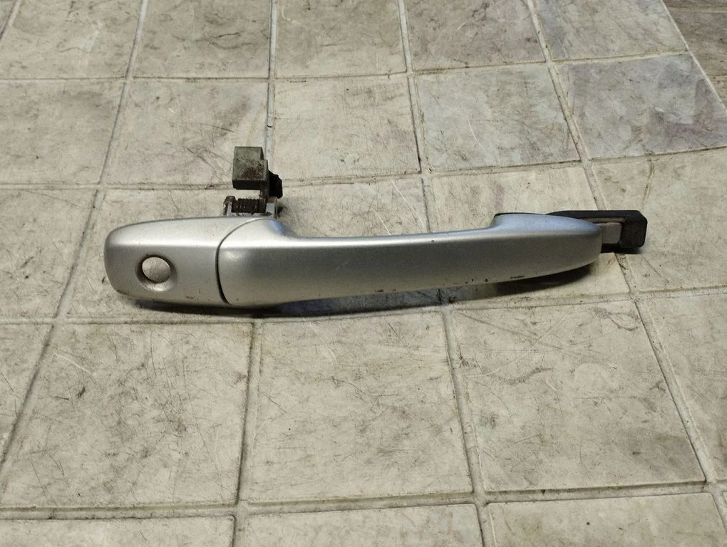 Front door exterior handle – front right