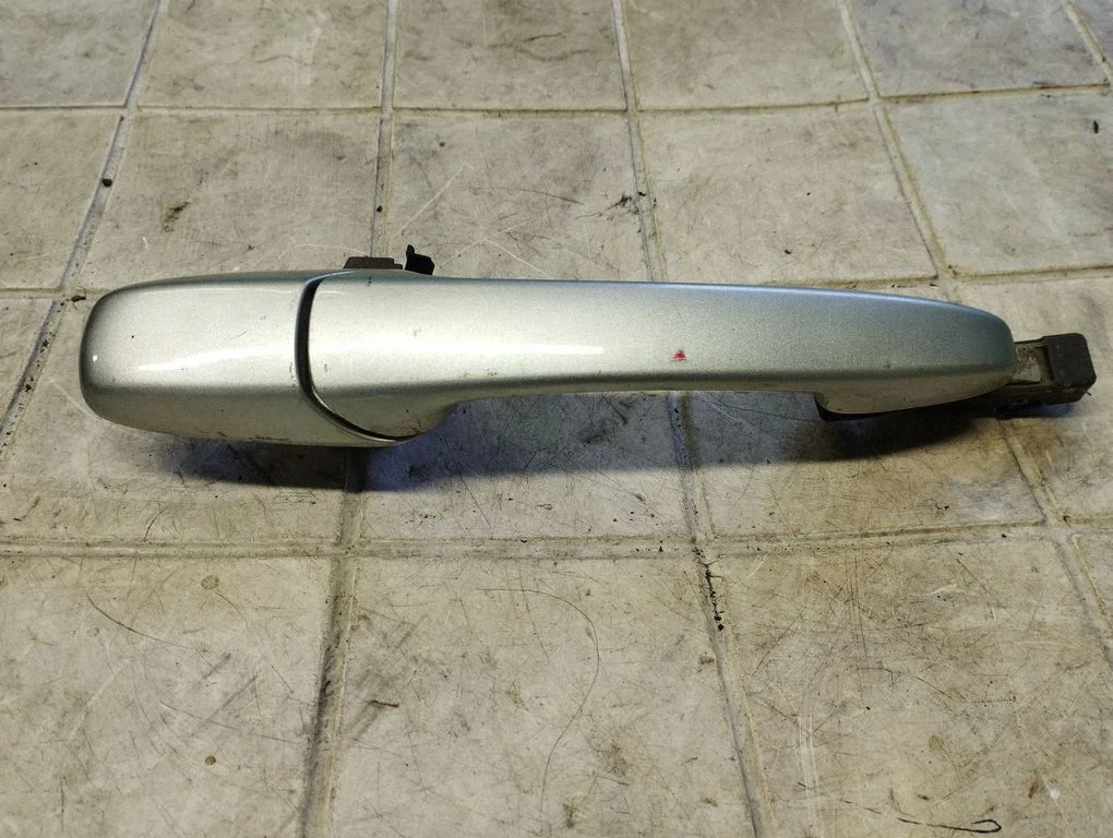 Front door exterior handle – front right