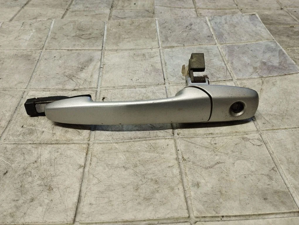 Front door exterior handle – front left