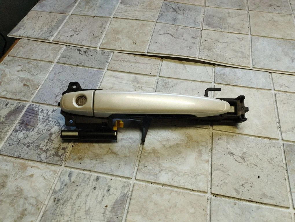 Front door exterior handle – front left