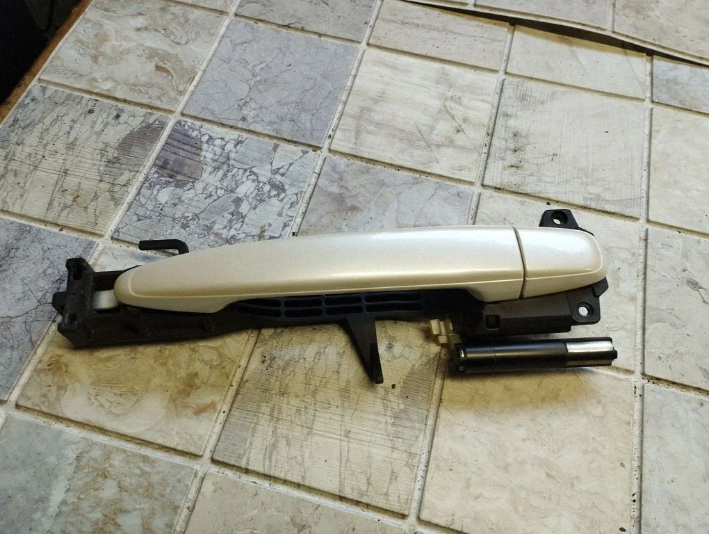 Front door exterior handle – front right