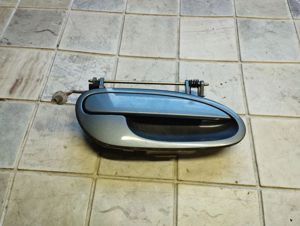 Front door exterior handle – front right