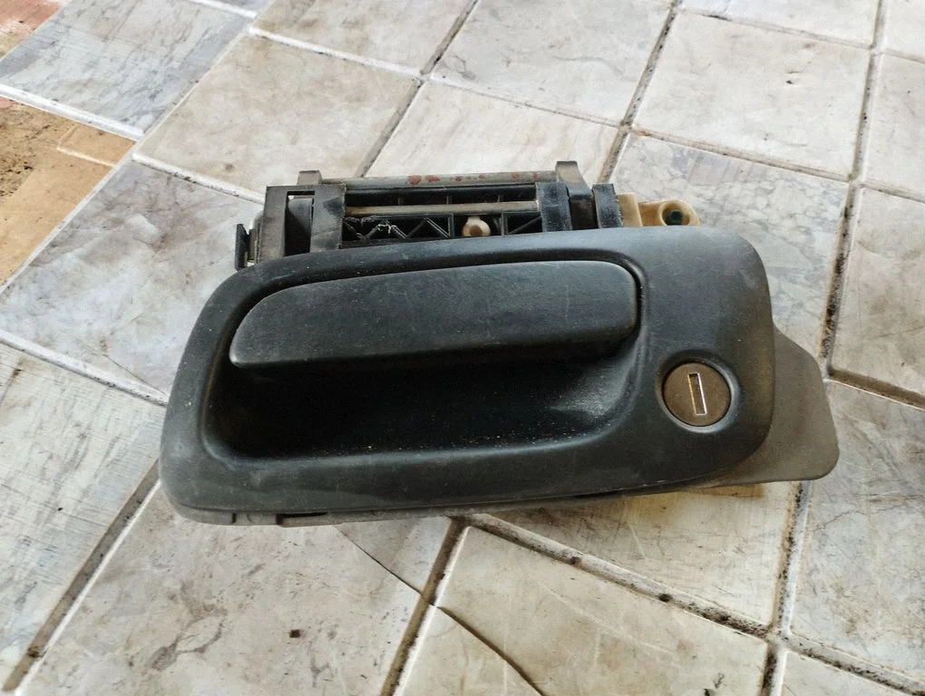 Front door exterior handle – front left