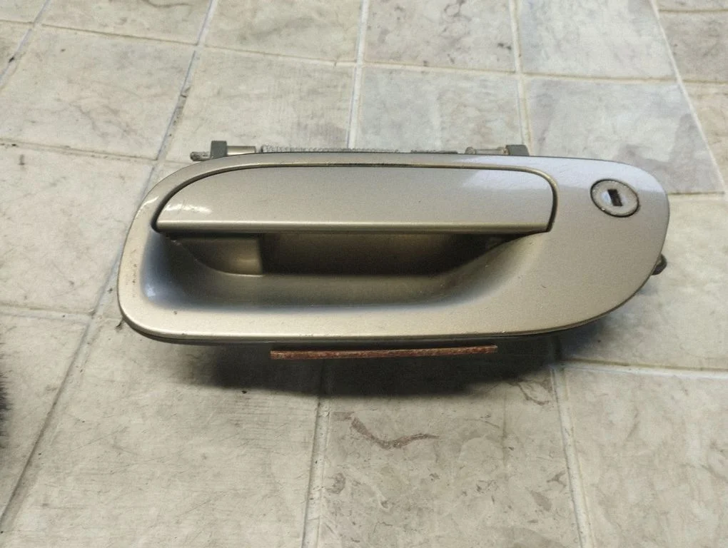 Esiukse välimine käepide 9159639