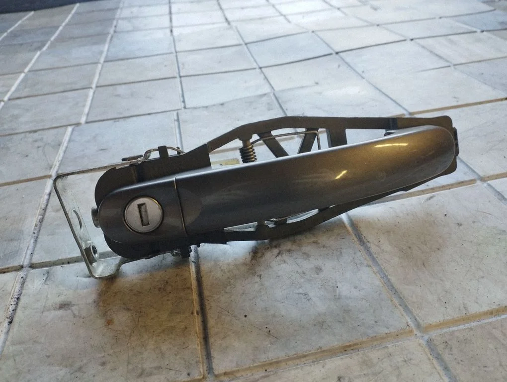 Front door exterior handle – Volkswagen Touareg I (2002-2010)