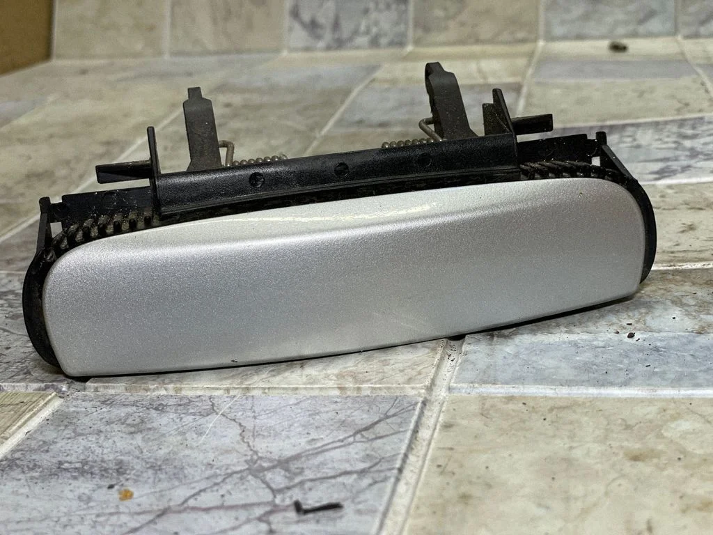 Klamka zewnętrzna drzwi przednich 4B0839885