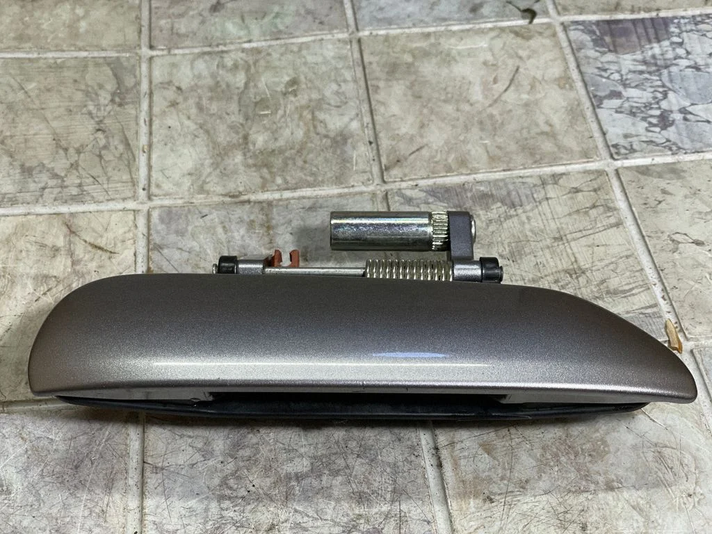 Front door exterior handle – front right