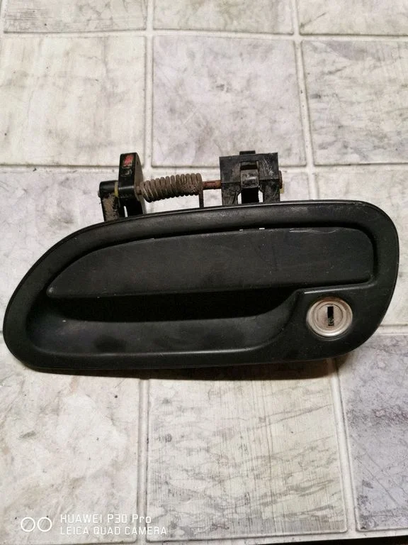 Front door exterior handle – front left