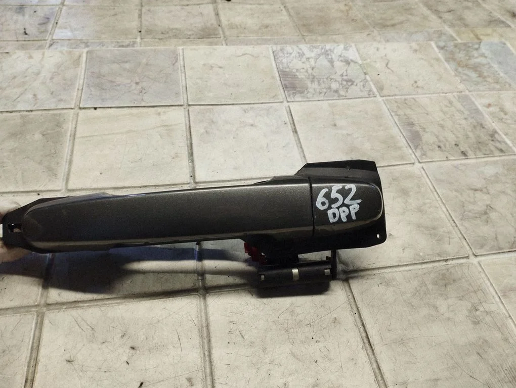 Front door exterior handle – Toyota Corolla Verso AR10 (2004-2009)