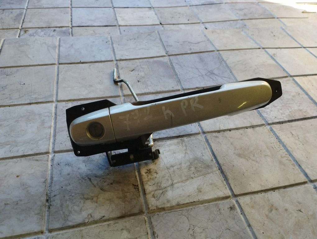 Front door exterior handle – Toyota Corolla Verso AR10 (2004-2009)