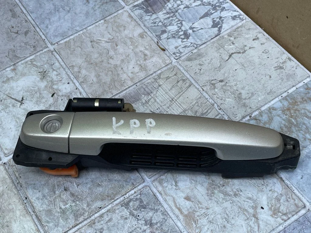 Front door exterior handle – Toyota Avensis Verso (2001-2009)