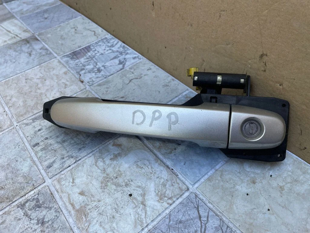 Front door exterior handle – Toyota Avensis Verso (2001-2009)