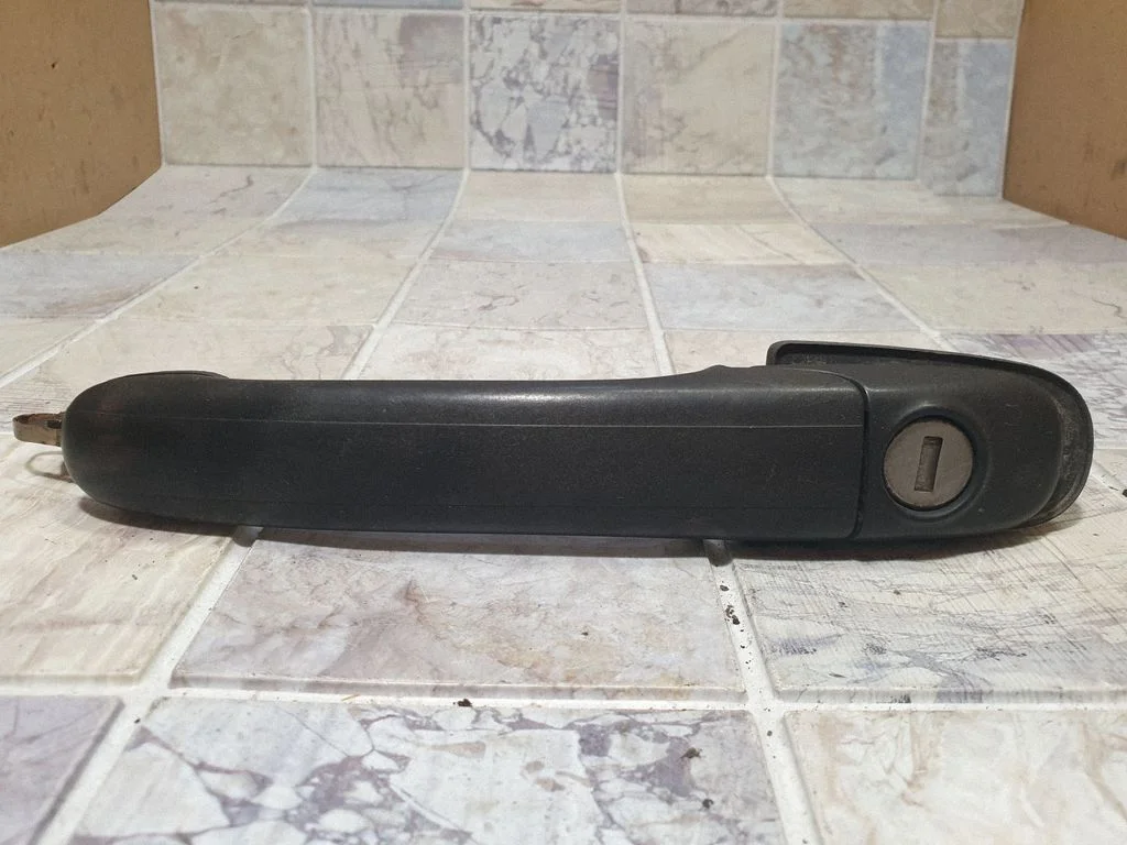 Front door exterior handle – front left