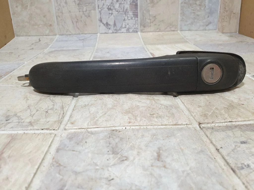 Front door exterior handle – front right