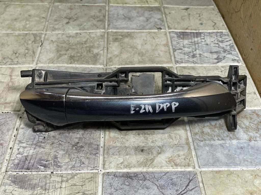 Front door exterior handle – front right