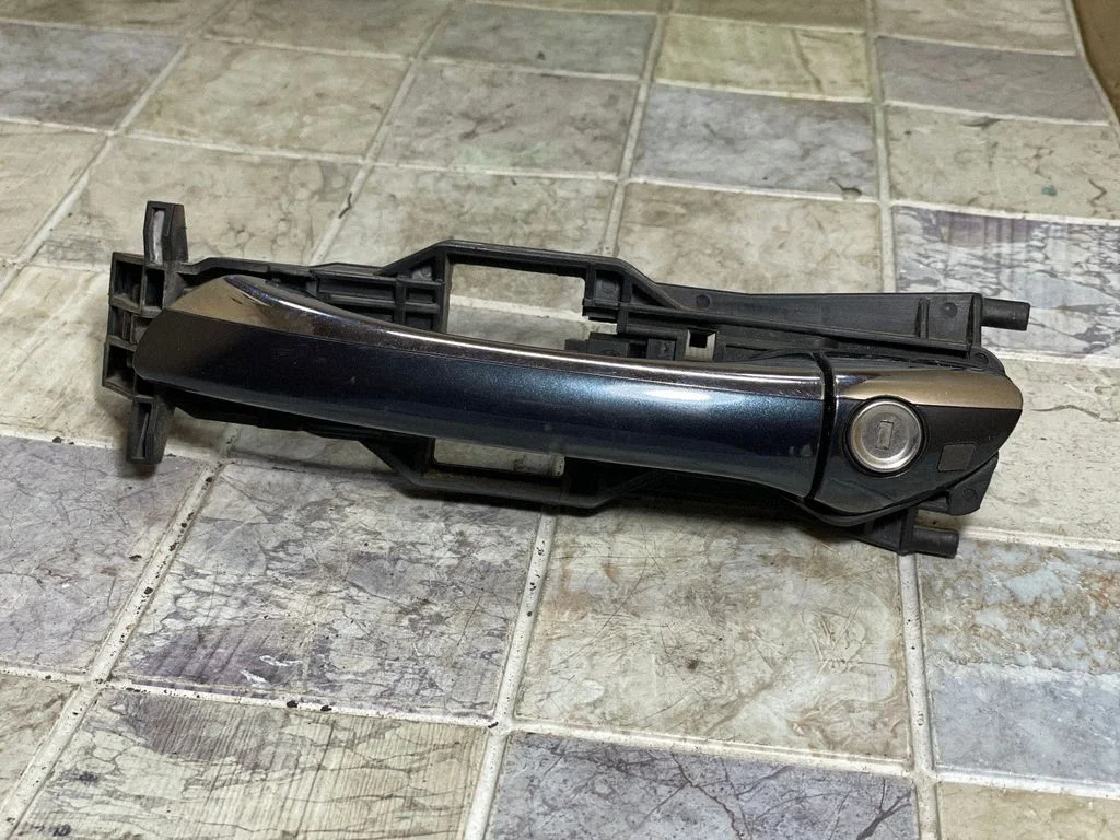 Front door exterior handle – front left