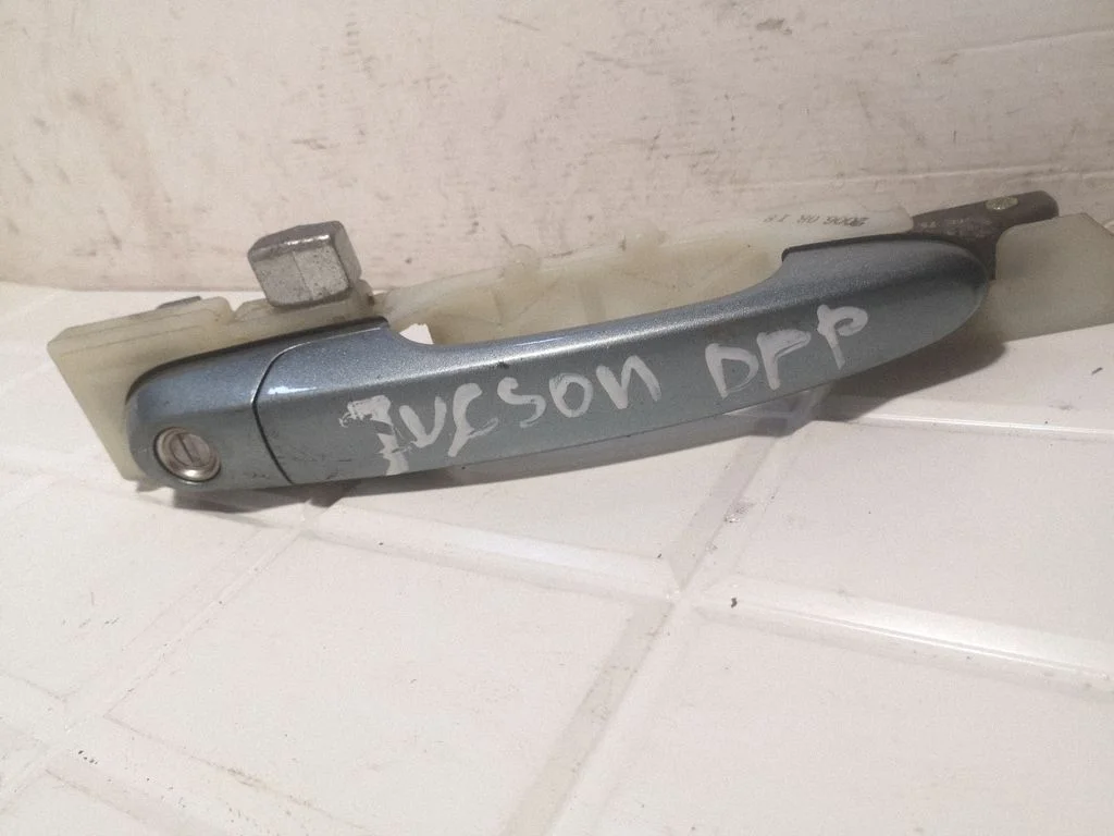 Front door exterior handle – front right