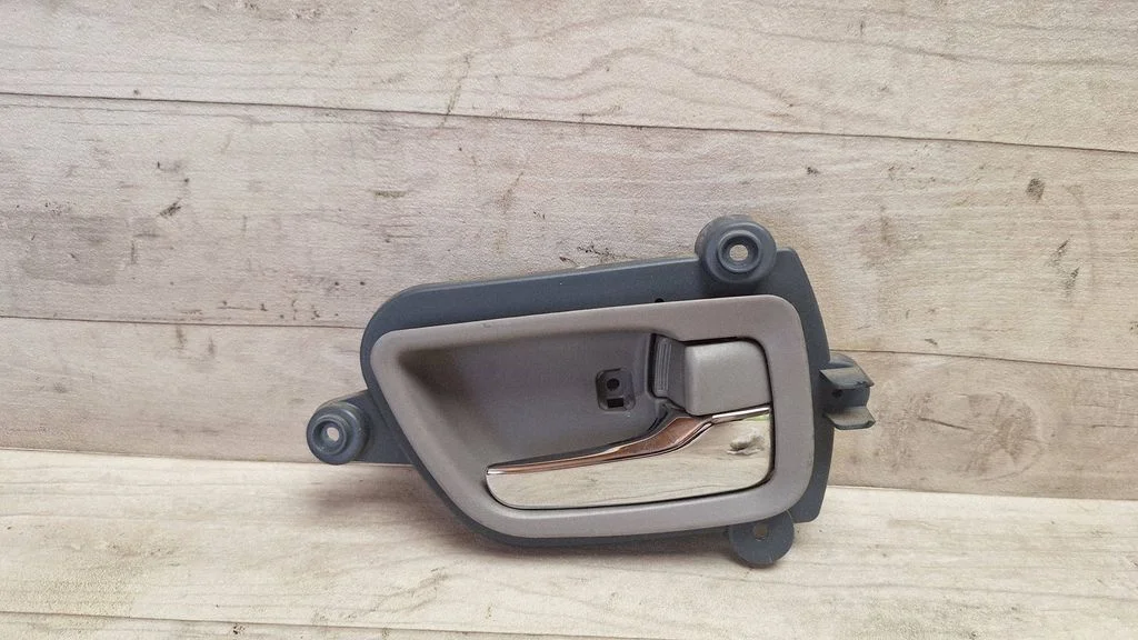 Front door interior handle MN105360