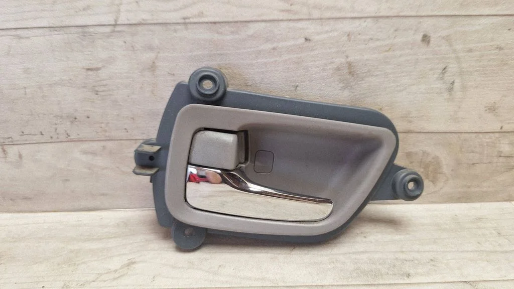 Front door interior handle MN105359