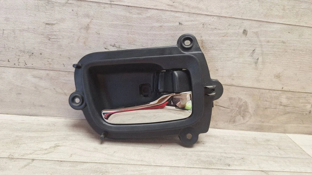 Front door interior handle MN105360