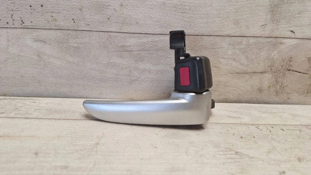 Front door interior handle – front right
