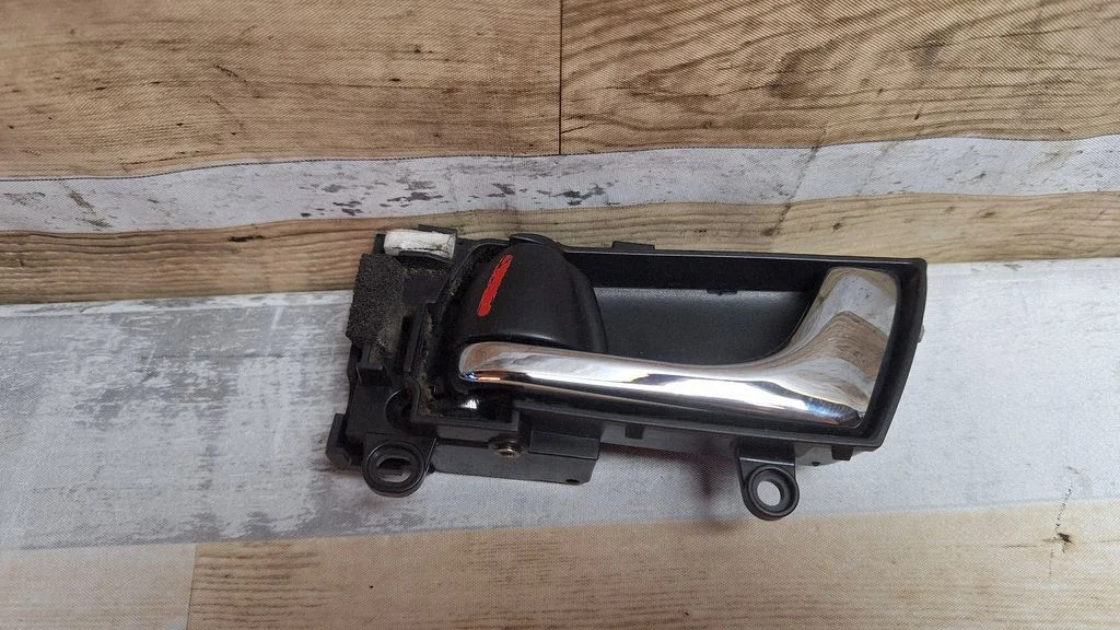 Front door interior handle – front left