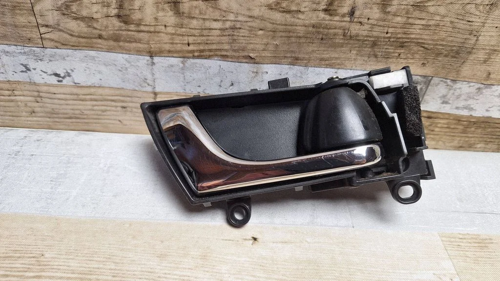 Front door interior handle – Subaru Outback (2004-2006)