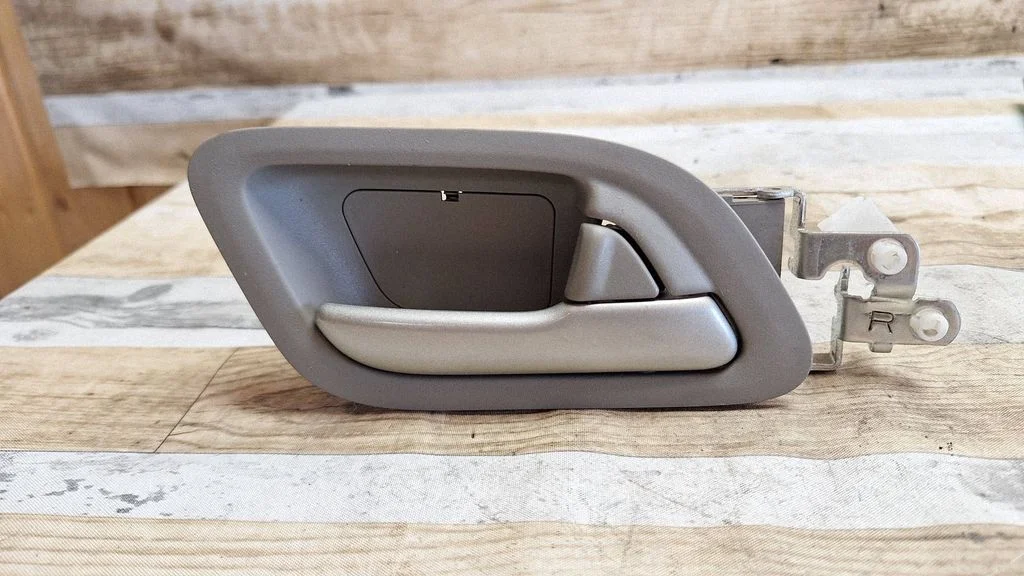 Front door interior handle – front right