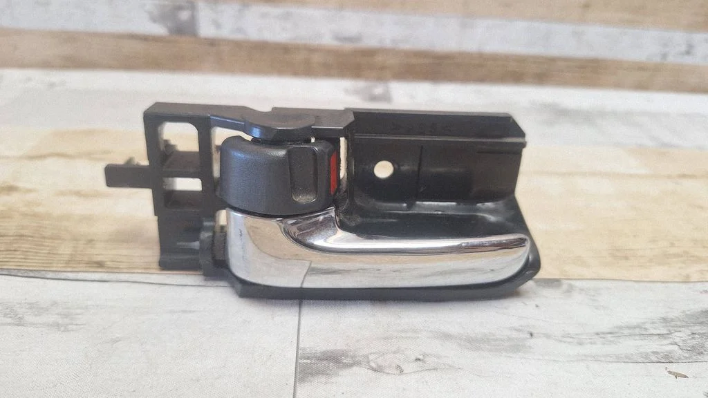 Front door interior handle – front left