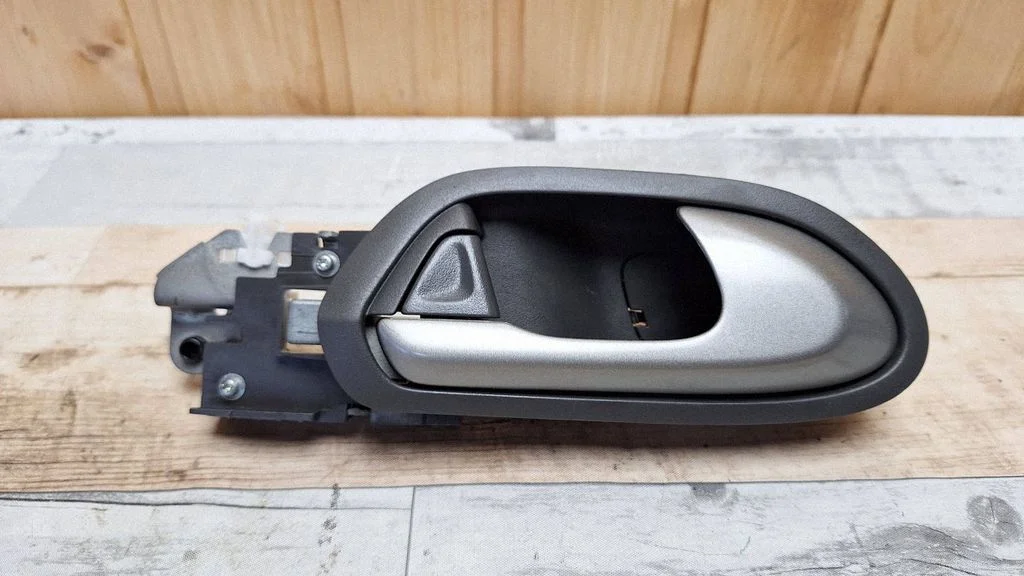 Front door interior handle – front right