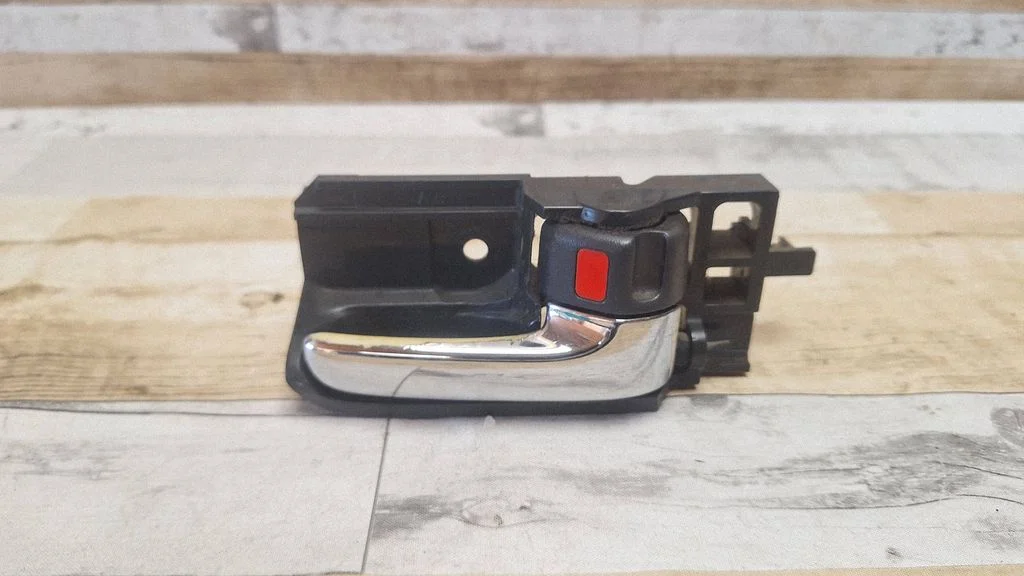 Front door interior handle – front right