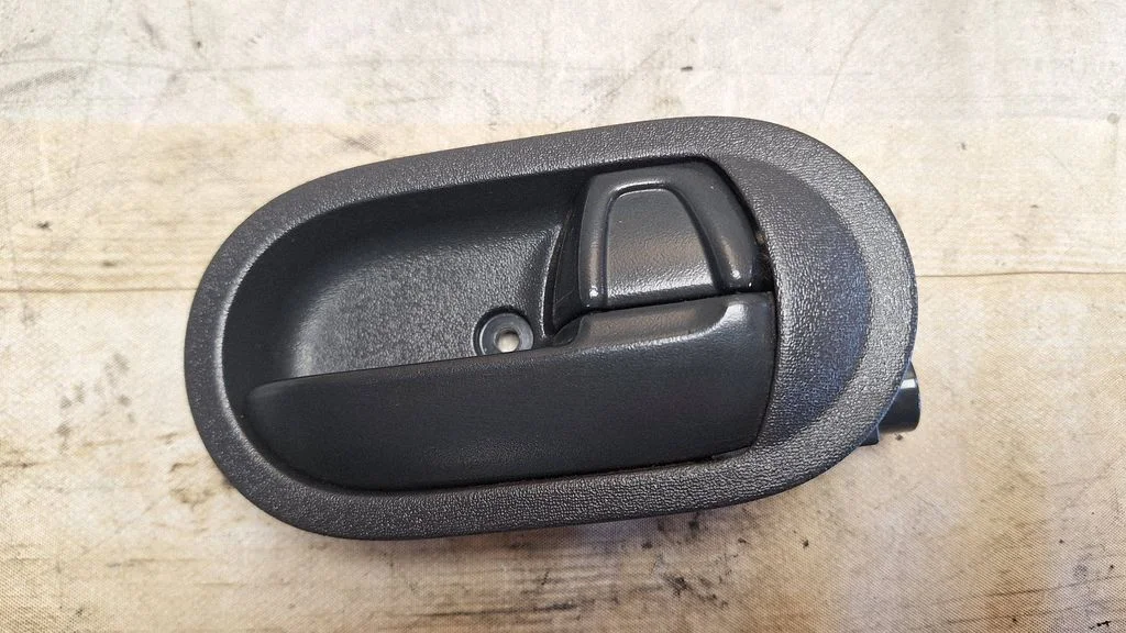 Front door interior handle – front right