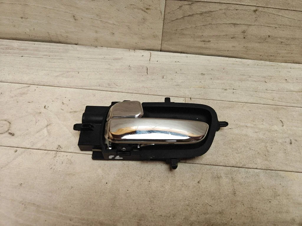 Front door interior handle 826101J000