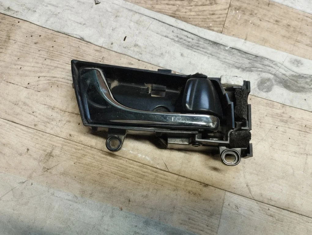Front door interior handle – Subaru Outback (2007-2009)