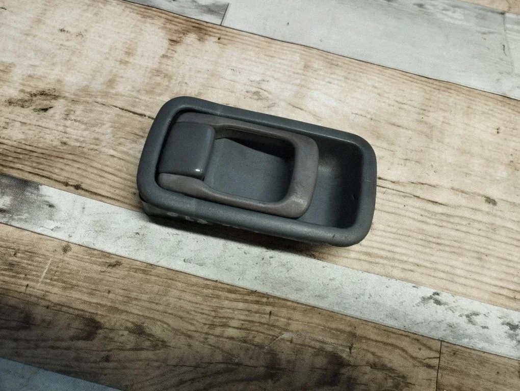Front door interior handle – front right