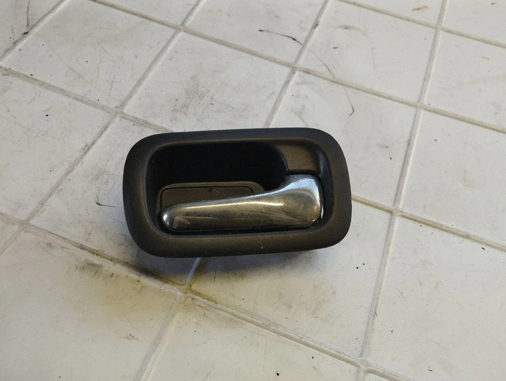 Front door interior handle – Honda CR-V (2002-2006)