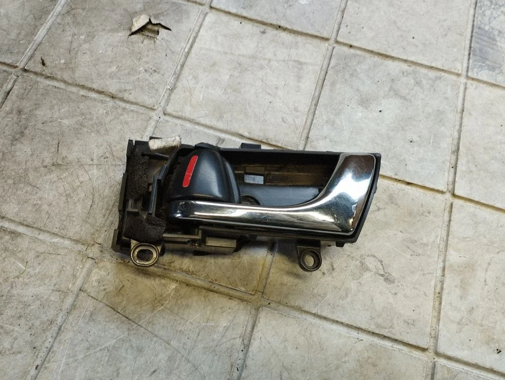 Front door interior handle – Subaru Outback (2007-2009)