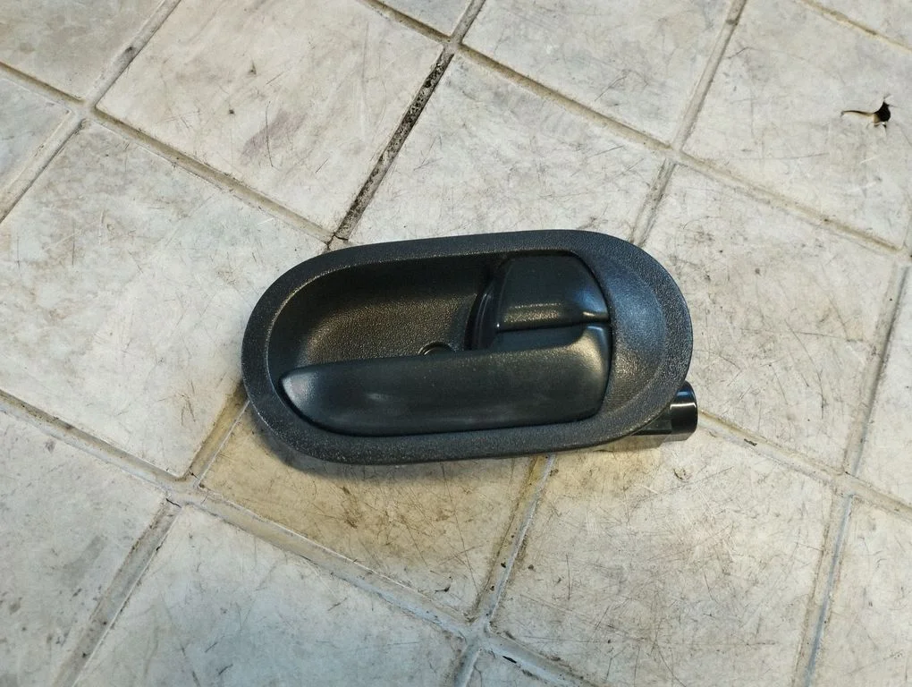 Front door interior handle – front right